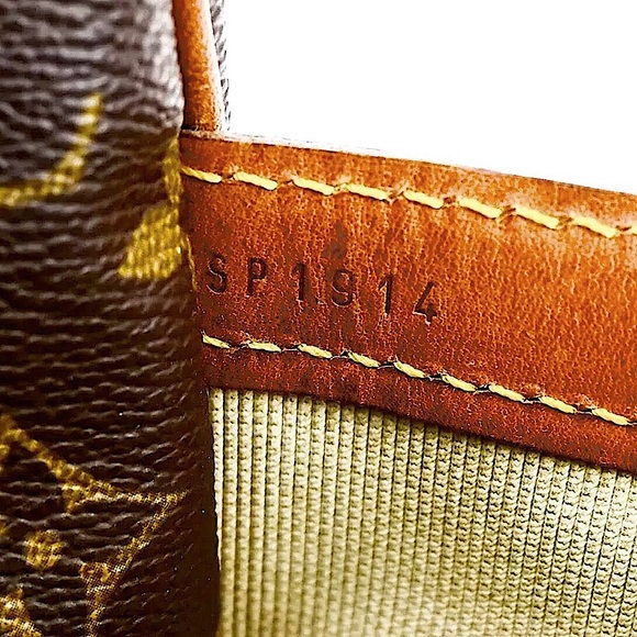 LOUIS VUITTON Reporter GM Crossbody Shoulder Camera Bag *COA & LV Dust Bag* - Picture 10 of 16